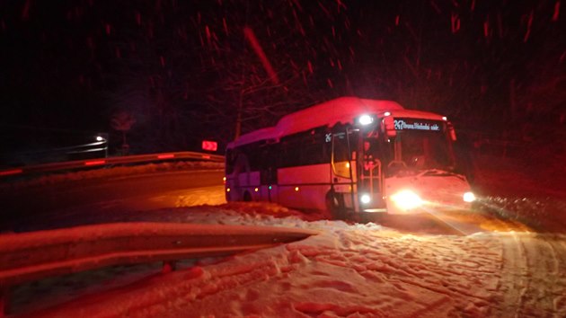 Hasiči v Moravskoslezském kraji měli od pátečního rána kvůli sněhové nadílce několik výjezdů. V Kružberku na Opavsku například vyprošťovali ze sněhu linkový autobus.