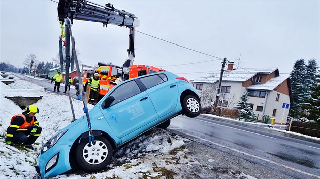 Hasiči v Moravskoslezském kraji měli od pátečního rána kvůli sněhové nadílce několik výjezdů. V Šenově skončil v příkopu se svým vozem řidič hyundaie.