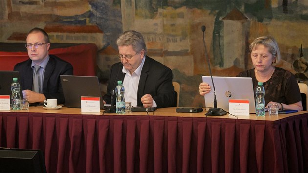 Sesazený starosta Josef Komínek (uprostřed) a místostarostka Jiřina Jurdová (vpravo), vlevo tajemník úřadu Marek Švaříček (25. února 2020)