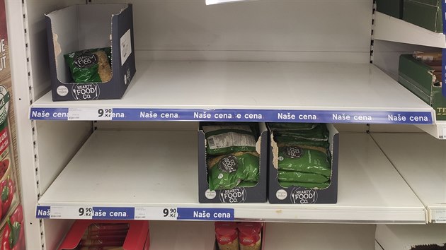Regály v supermarketu Tesco v Příbrami (26. února 2020)