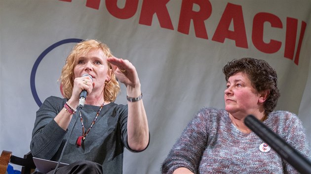 První vystoupení nové akce Milionu chvilek pro demokracii s názvem Štafeta pro demokracii se konalo v Plzni. Na snímku je herečka Aňa Geislerová a akivistka Jana Filipová (25.2.2020)
