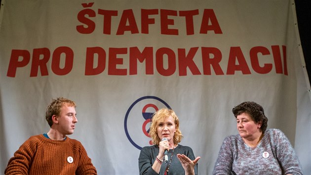 První vystoupení nové akce Milionu chvilek pro demokracii s názvem Štafeta pro demokracii se konalo v Plzni. Na snímku je herečka Aňa Geislerová (uprostřed) a aktivisté Mikuláš Minář a Jana Filipová. (25 února 2020)