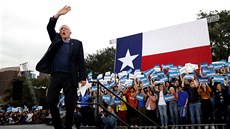 Uchaze o demokratickou nominaci Bernie Sanders na mítinku v texaském Austinu...