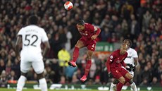 Virgil van Dijkz Liverpoolu hlavičkuje v utkání proti West Hamu.