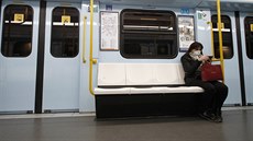 V ZAJETÍ KORONAVIRU: žena s maskou v milánském metru.