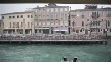 V ZAJETÍ KORONAVIRU: prázdná kavárna v Benátkách.