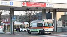 V ZAJETÍ KORONAVIRU: sanitka před nemocnicí v italské Brescii.