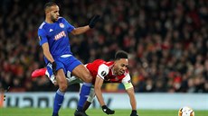 Pierre-Emerick Aubameyang z Arsenalu padá po souboji s Youssefem El-Arabim z...