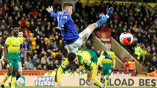 Harvey Barnes z Leicesteru (v modrém) a Max Aarons z Norwiche.