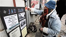 Lidé povsili na Václavském námstí pamtní desku Jana Zajíce. (24. února 2020)