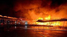 Po�ár prodejních stánk� na tr�nici ve Svatém K�í�i u Chebu. (25. února 2020)