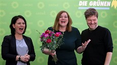 Kandidátka Zelených v Hamburku Katharina Fegebanková (uprosted) s lídry strany...