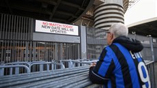 Fanoušek italského Interu Milán stojí před stadionem San Siro, kde se měl v...