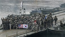 Amerití a jihokorejtí vojáci pózují pi focení bhem jejich kadoroních...