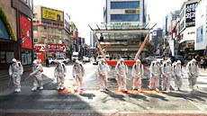 Jihokorejtí vojáci v ochranných oblecích preventivn dezinfikují ulice Tegu,...