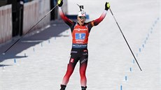 Marte Olsbuová Röiselandová slaví v cíli vítězství norské štafety.