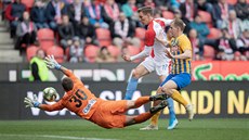 Opavský branká� Vilém Fendrich (vlevo) zasahuje p�ed Luká�em Provodem ze Slavie.