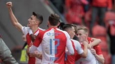 Fotbalisté Slavie slaví gól proti Opavě.