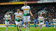 Matthias Ginter (v popedí) z Mönchengladbachu se raduje z gólu proti...