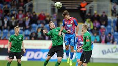 Plzeský Pavel Bucha (uprosted) hlavikuje balon v zápase proti Píbrami.