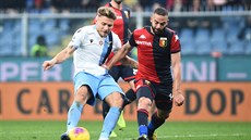 Ciro Immobile (vlevo) z Lazia st�ílí na branku Janova.