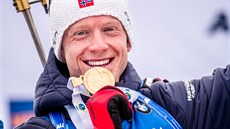 Nor Johannes Bö se raduje ze zlaté medaile, kterou vybojoval v hromadném závodu.