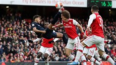 Dominic Calvert-Lewin (vlevo) st�ílí gól Evertonu v zápase proti Arsenalu.
