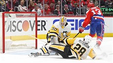 Jakub Vrána (v �erveném) z Washingtonu p�ekonává branká�e Pittsburghu Matta...