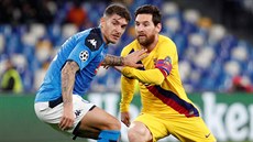 Lionel Messi dribluje s míem okolo Giovanniho Di Lorenza z Neapole.