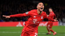Serge Gnabry z Bayernu slaví gól.