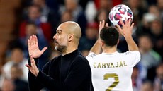 Pep Guardiola, trenér Manchesteru City, udílí pokyny svým svencm, zatímco...