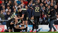 Fotbalisté Manchesteru City se radují z gólu sedícího Gabriela Jesuse do sítě...