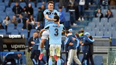 Patric (ve výskoku) a Luiz Felipe Ramos se radují z vít�zství Lazia �ím nad...