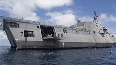 Část posádky USS Coronado (LCS-4) ve volném čase skotačí v moři.