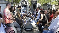 U hrobu Jima Morrisona se v den 40. výroí jeho smrti sely stovky lidí.