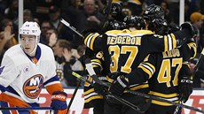 Hokejisté Bostonu se radují z gólu Davida Pastr�áka v utkání proti New Yorku...