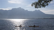 Jezero Mondsee s horou Drachenwand v pozadí