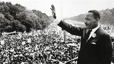 Americký baptistický kazatel a obanský aktivista Martin Luther King pi...