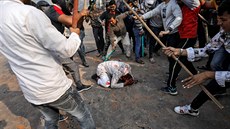 Dav indických hinduist lynuje v Novém Dillí mladého muslima. Bhem násilných...