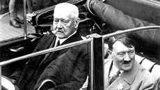 N�mecký prezident Paul von Hindenburg a kanclé� Adolf Hitler p�i berlínské...