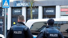 Policisté stojí ped ia barem v nmeckém mst Hanau, kde útoník se zejm...