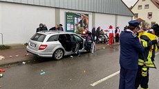 V nmeckém Volkmarsenu vjel automobil do masopustního prvodu. (24. února 2020)