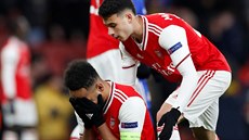 Mladi�ký Gabriel Martinelli konej�í kapitána Pierre-Emericka Aubameyanga v...