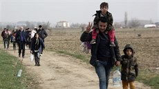 Skupina uprchlík míí k hranici s eckem u tureckého msta Edirne. (28. února...