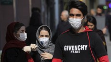 Íránci z Teheránu se chrání ped nákazou koronavirem, který se v zemi v...