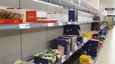 Regály v supermarketu Lidl v mstské ásti Praha 5 (26. února 2020)