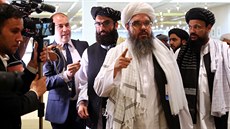 Delegace afghánského radikálního hnutí Tálibán před podpisem mírové smlouvy s...