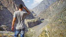 Stopování v pohoří Pamír nedaleko hranice s Afghánistánem
