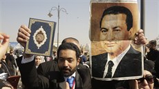 Egypané pili uctít památku bývalého prezidenta Husního Mubaraka. Zemel 25....