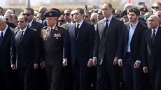 Souasný egyptsky prezident Abd al-Fattáh as-Sísí (druhý zleva) a synové Alaa a...
